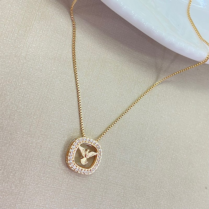 COLAR ZIRCONIA COM PINGENTE ESPIRITO SANTO FOLHEADO A OURO