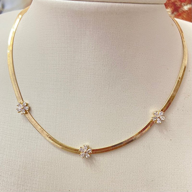 Choker Laminada Com Florzinha Folheado A Ouro
