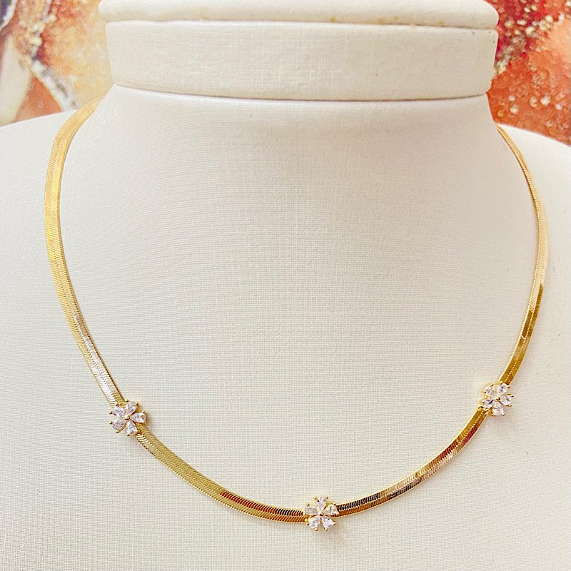 Choker Laminada Com Florzinha Folheado A Ouro