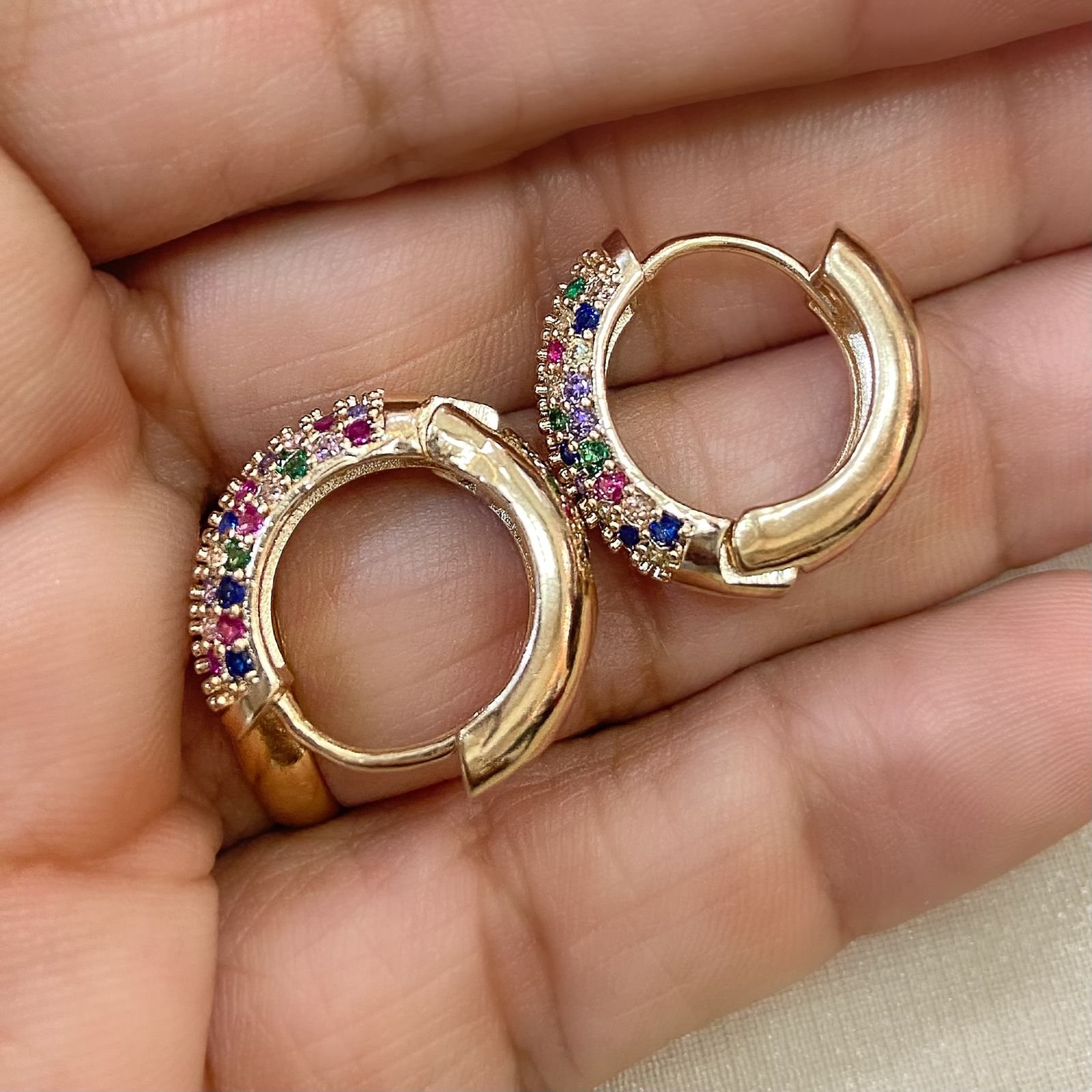Argola Articulada Com Zirconias Coloridas Folheado A Ouro