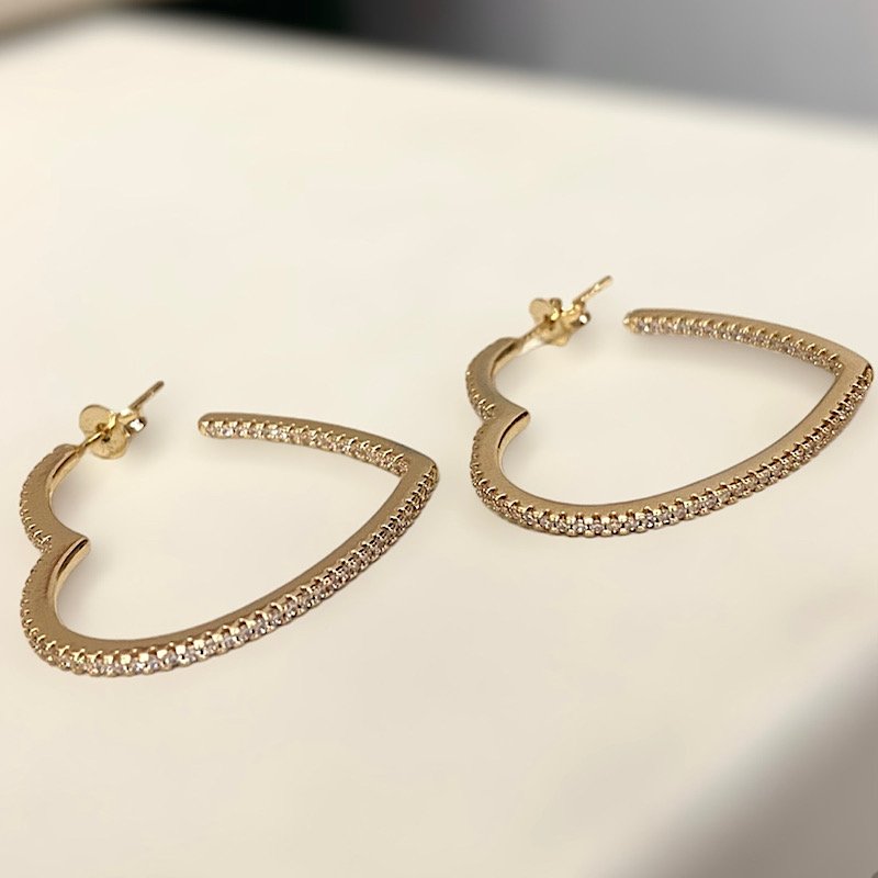 BRINCO DE ARGOLA CORAÇÃO G COM ZIRCONIA FOLHEADO A OURO