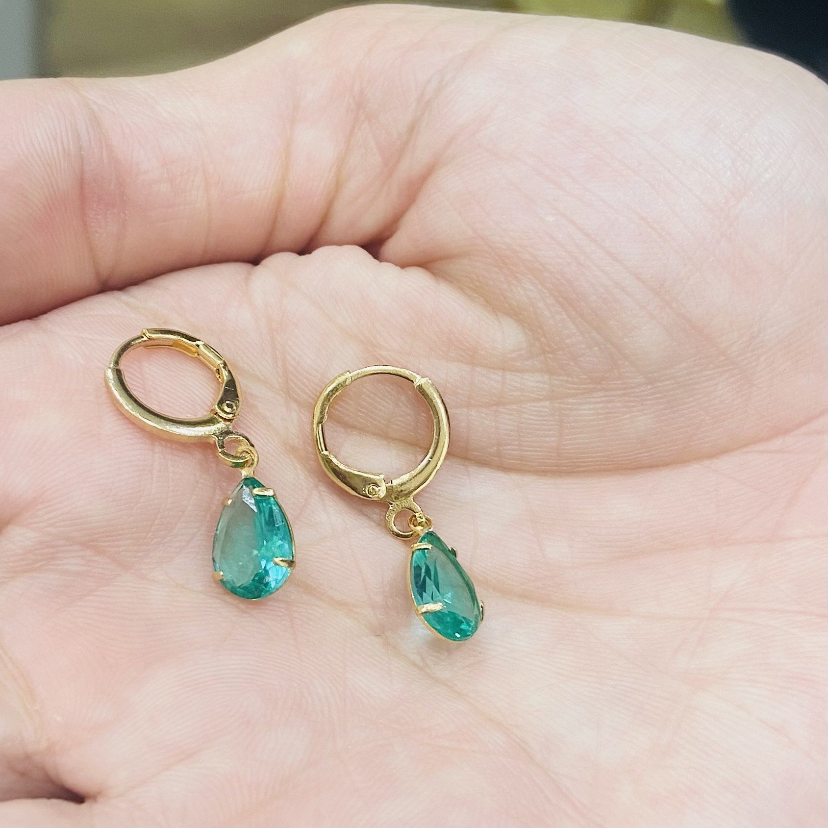 Brinco De Argola Com Pingente De Gota Folheado A Ouro