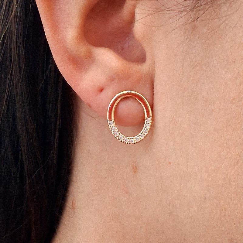 Brinco Oval Com Zirconia Folheado A Ouro