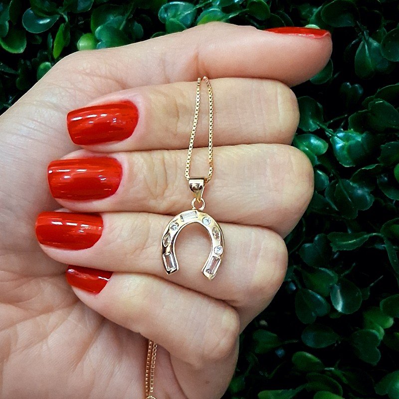 Colar Com Ferradura E Zirconia Folheado A Ouro
