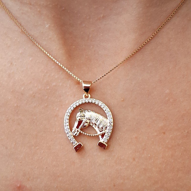 Colar Com Ferradura E Cavalo Folheado A Ouro