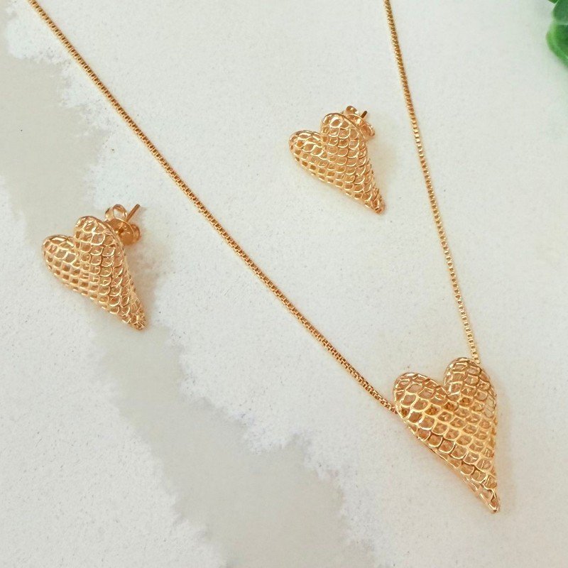 Conjunto De Coração Furadinho Folheado A Ouro