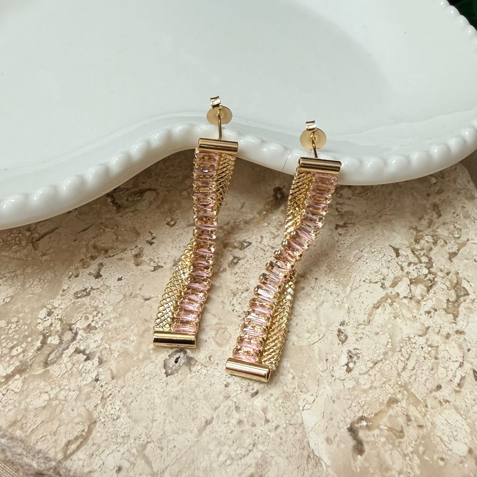 Brinco De Zirconias Baguete Folheado A Ouro
