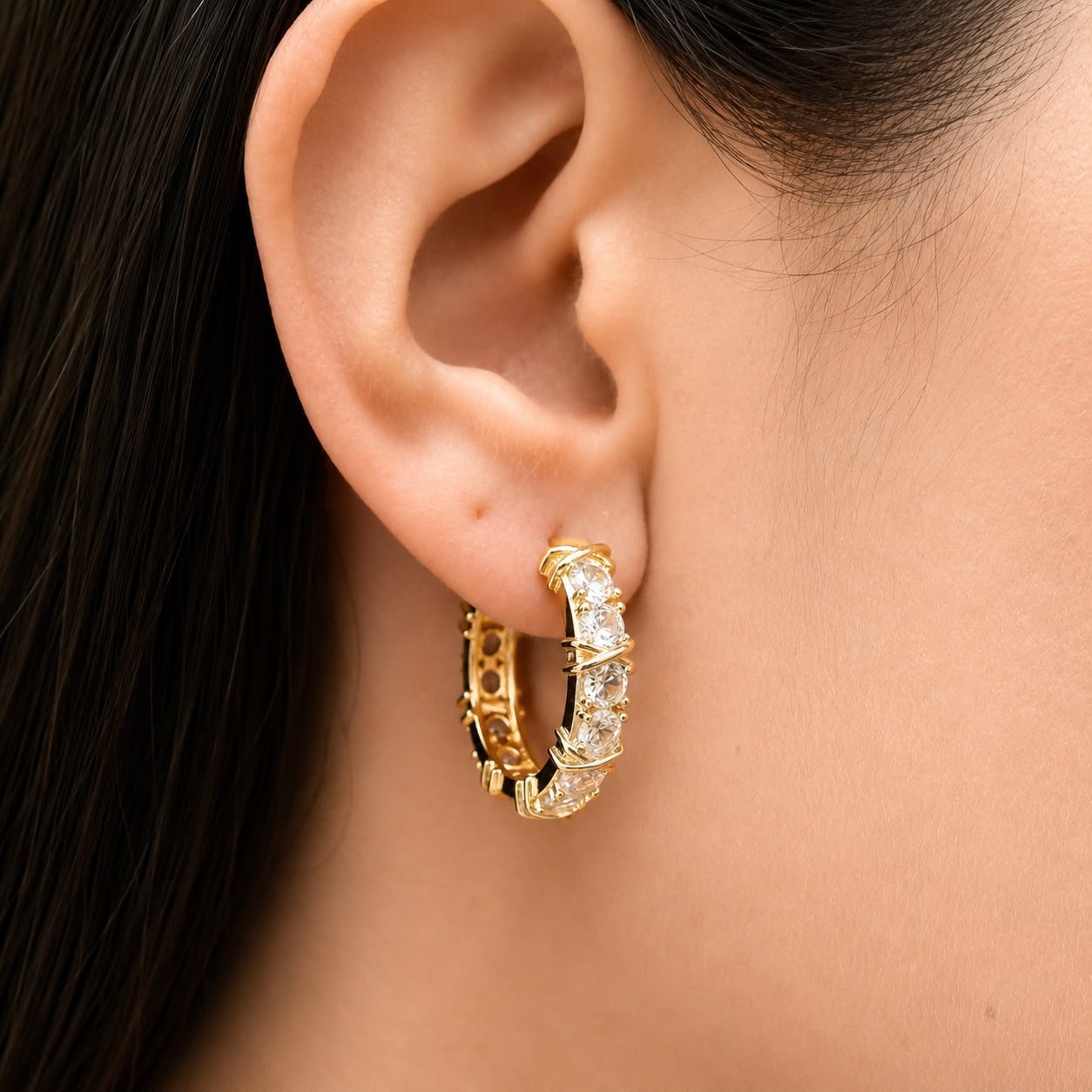 Brinco De Argola X Zirconias Folheado A Ouro