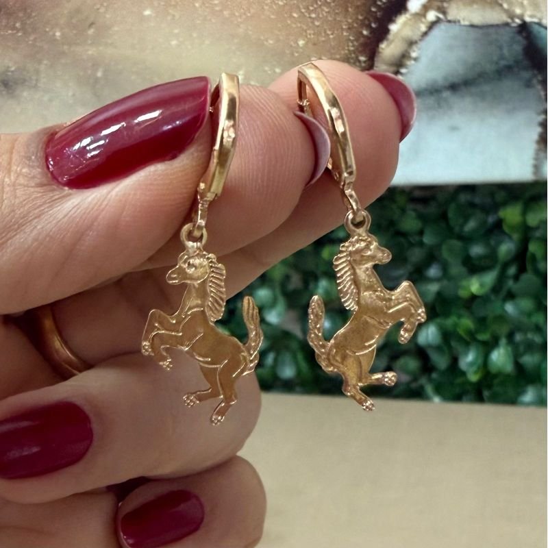 Brinco De Argola Com Cavalo Folheado A Ouro