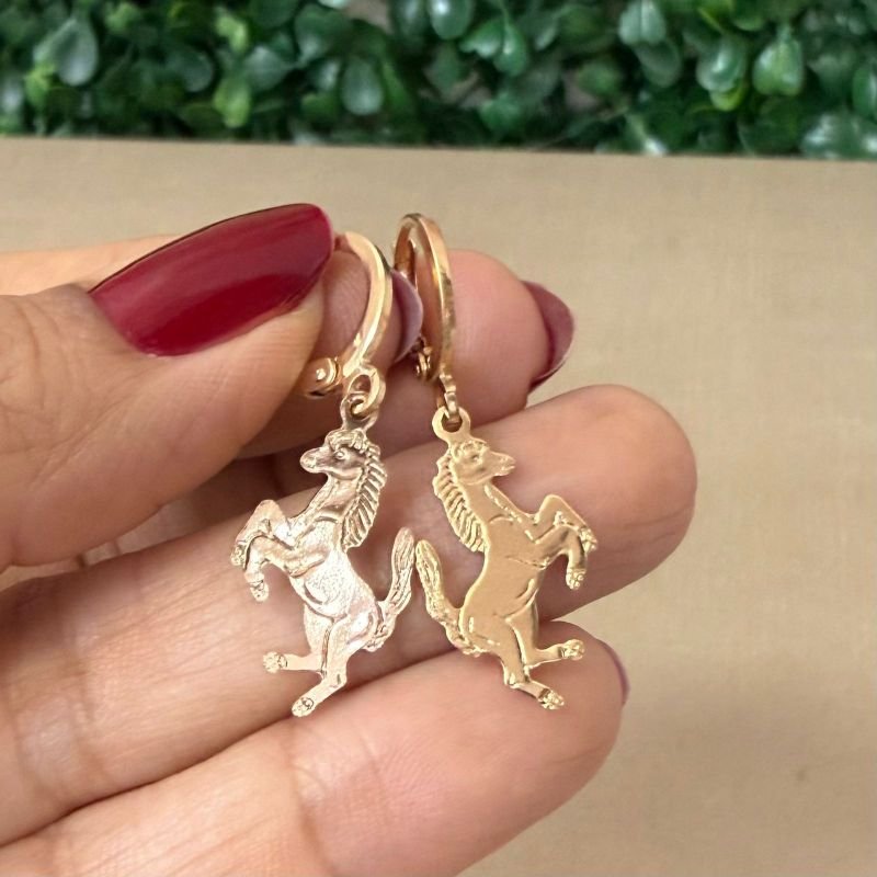 Brinco De Argola Com Cavalo Folheado A Ouro