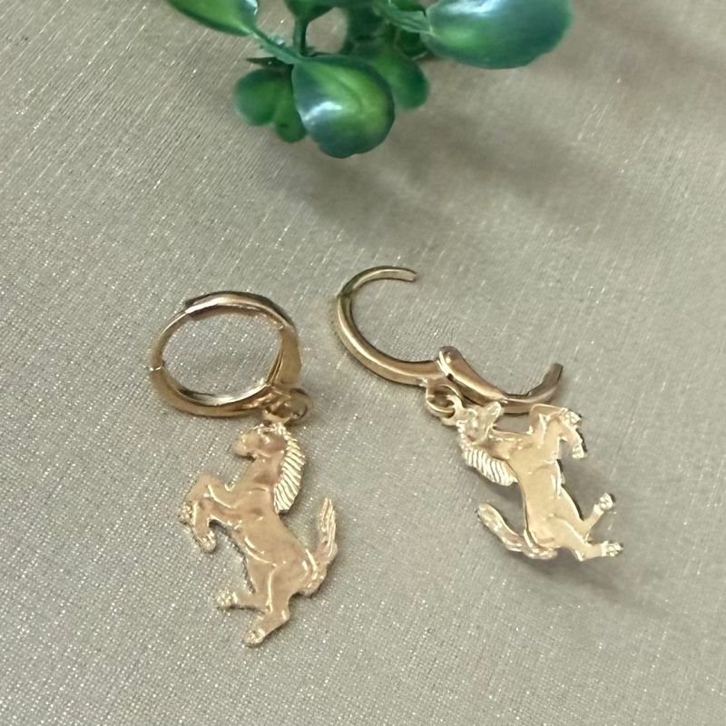 Brinco De Argola Com Cavalo Folheado A Ouro