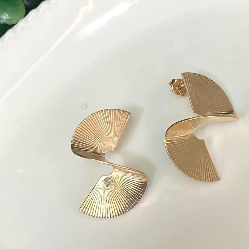 Brinco De Friso Estiloso Folheado A Ouro