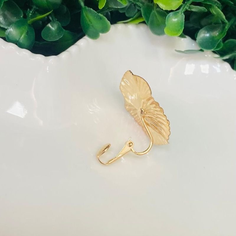 Brinco De Pressão Flor Trabalhado Folheado A Ouro