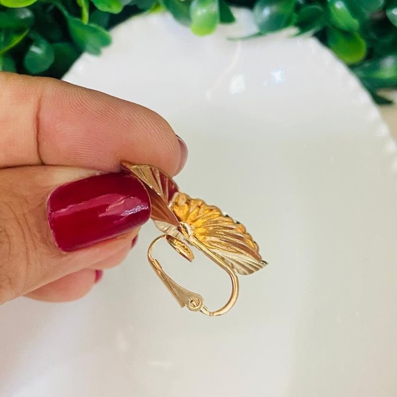 Brinco De Pressão Flor Trabalhado Folheado A Ouro