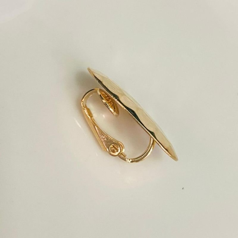 Brinco De Pressão Oval Trabalhado Folheado A Ouro