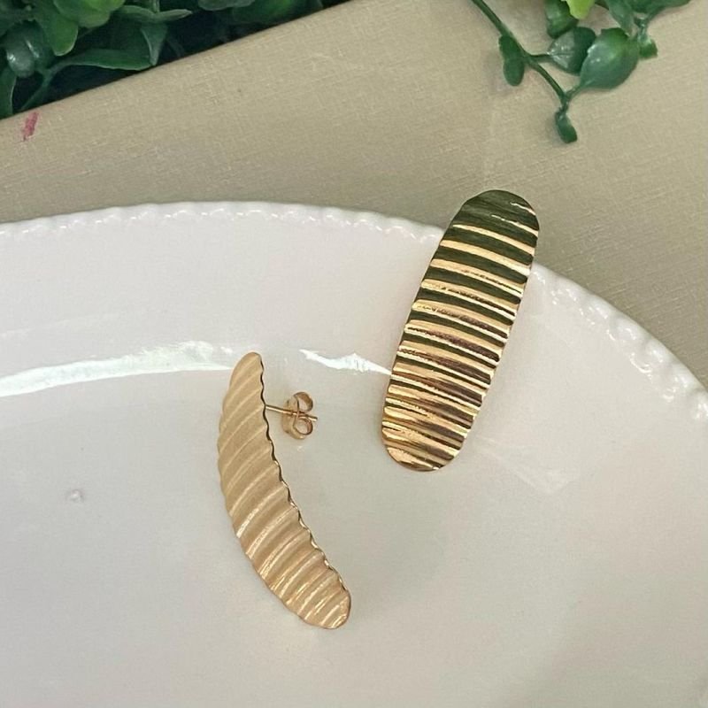 Brinco Oval Frizado Folheado A Ouro