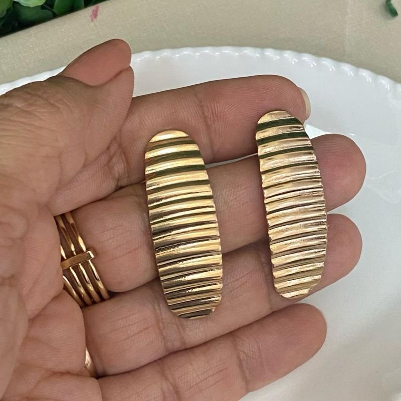 Brinco Oval Frizado Folheado A Ouro