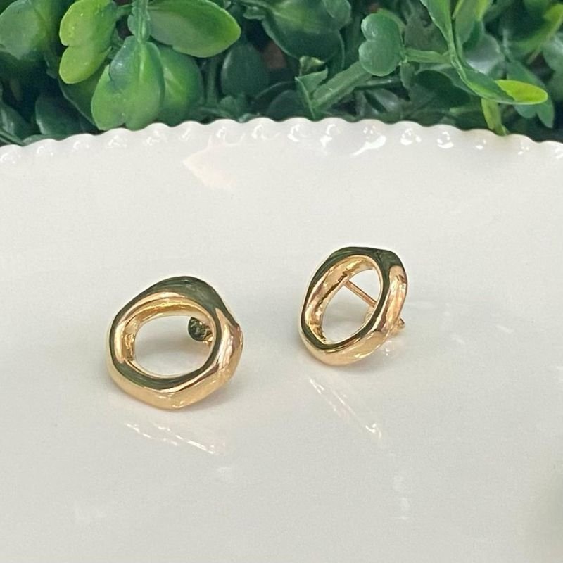Brinco Vazado Oval Folheado A Ouro