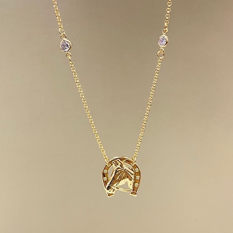 COLAR COM ZIRCONIA E FERRADURA COM CAVALO FOLHEADO A OURO